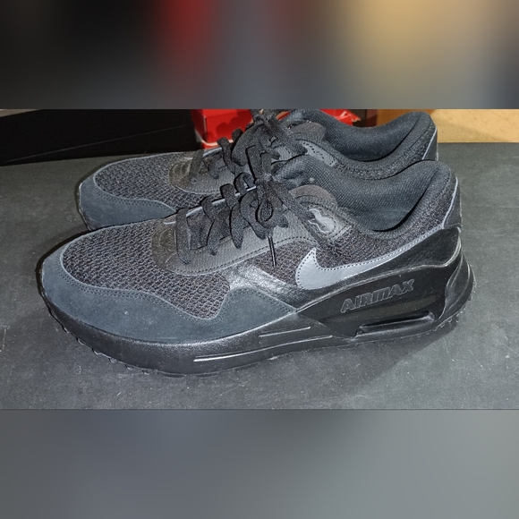 Men's black on black Nike Air Max - Picture 2 of 6